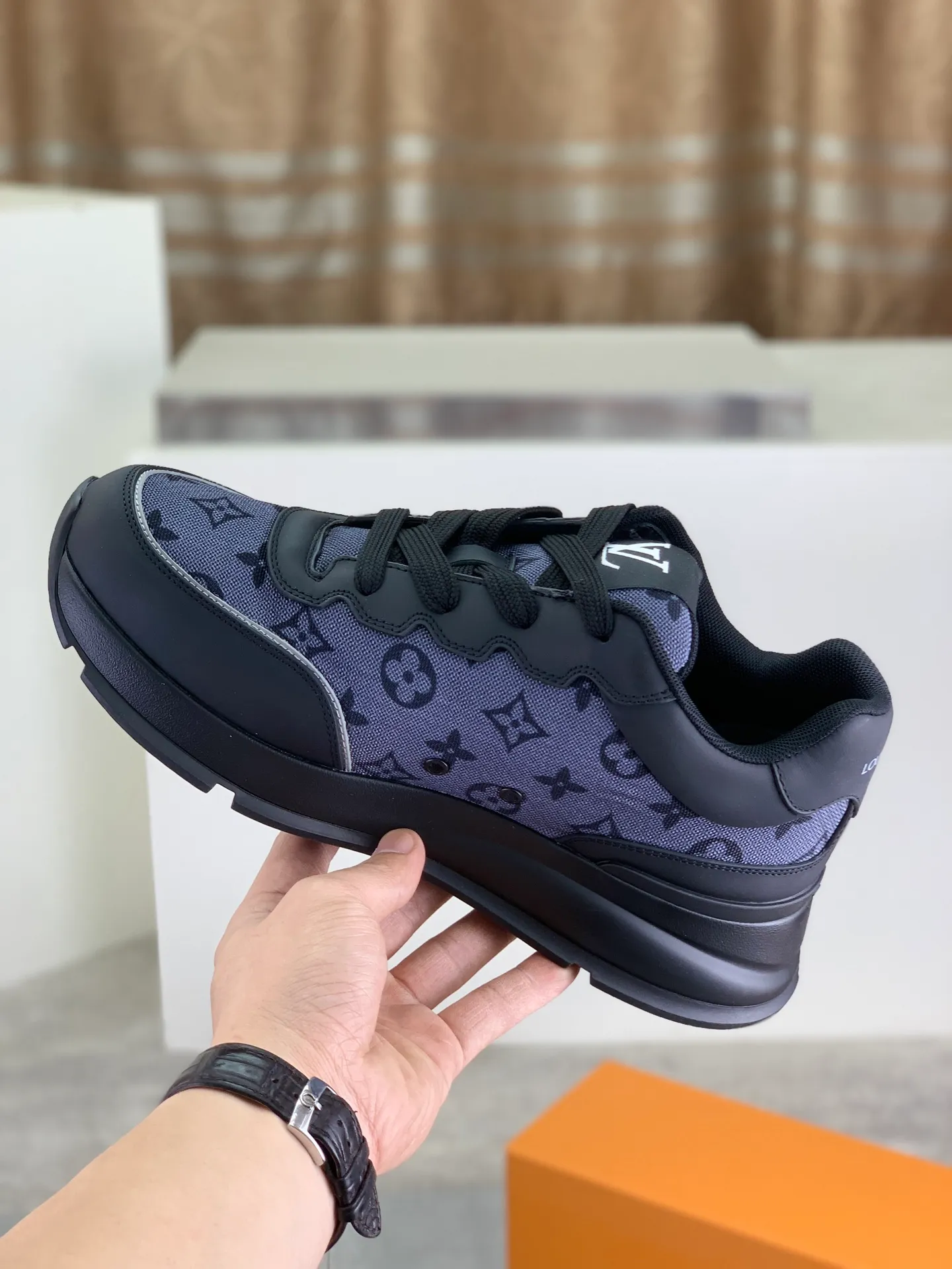 Factory price P700 💶 Top version [LOUIS VUITTON] Couple 🧑‍🤝‍🧑 Craftsman style Counter series (original order) New style 🍀LV Louis Vuitton - top version LV classic high-top trendy shoes! Made of imported original craft calfskin, original breathable lining, and original wear-resistant, lightweight, high-end TPU outsole! High quality products! 3️⃣ colors available, code numbers: female 35-39, male 39-44 (female 40, male 45 46 customized)